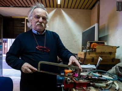 Mentre si serve di un seghetto d�antan per tagliare e modellare i tubi necessari al funzionamento della cucina